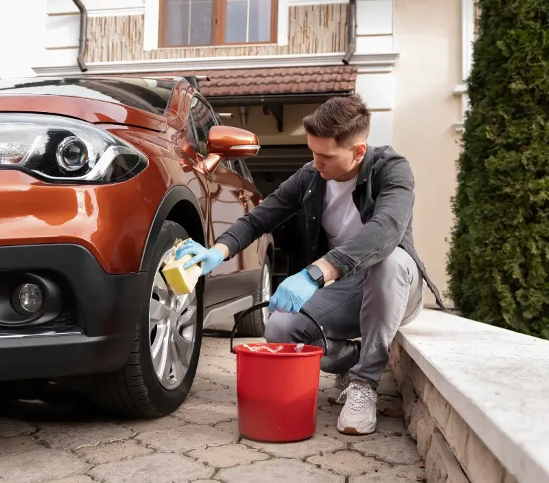 Lavage auto à domicile Puymiclan : professionnel intervenant sur un véhicule